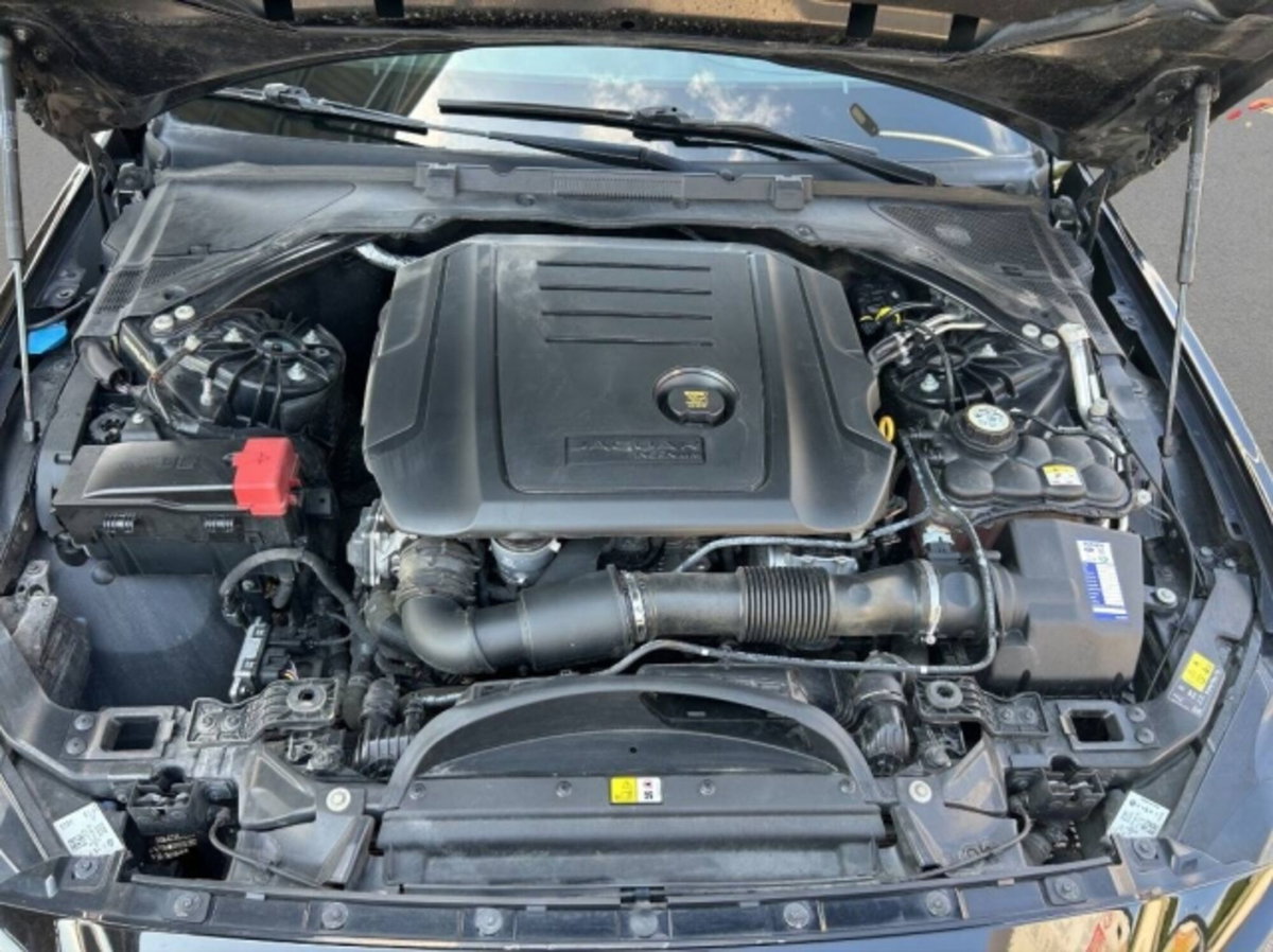 Jaguar XE 2.0 D Turbo 180CV Prestige (17)