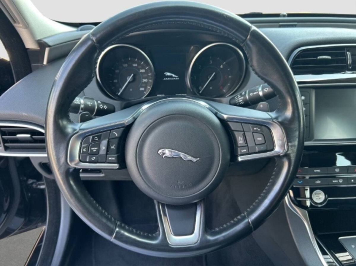 Jaguar XE 2.0 D Turbo 180CV Prestige (9)