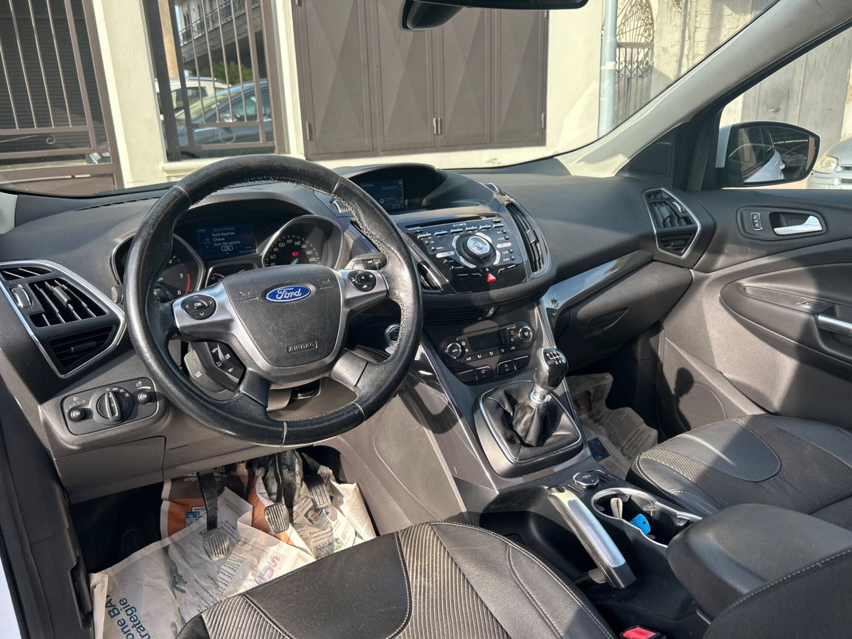 Ford Kuga 2.0 TDCI 150 CV S&S 4WD Titanium (18)