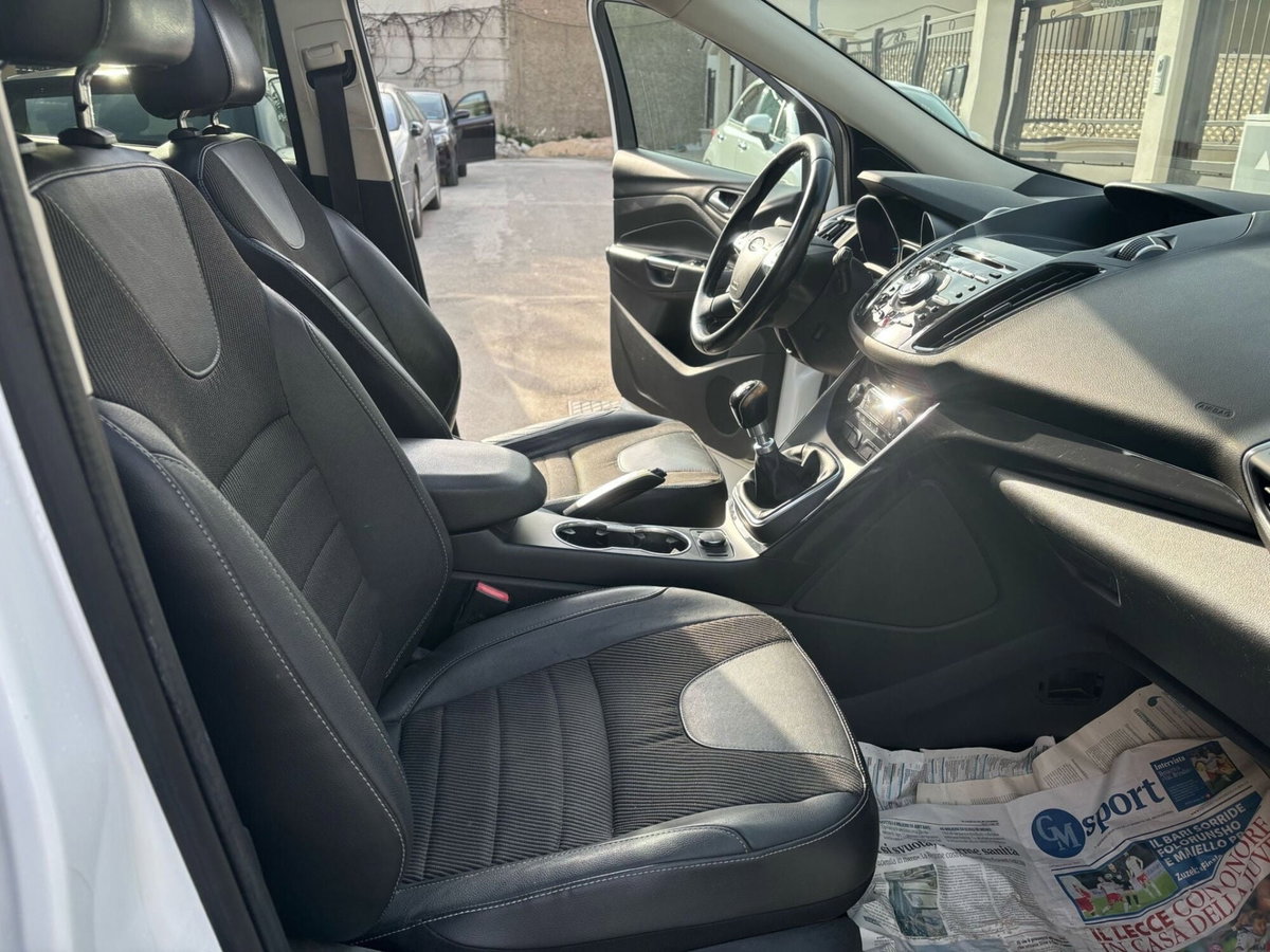 Ford Kuga 2.0 TDCI 150 CV S&S 4WD Titanium (19)