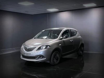 Lancia Ypsilon 1.0 FireFly 5 porte S&S Hybrid Ecochic Silver usata