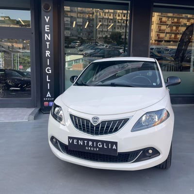 Lancia Ypsilon 0.9 TwinAir 85 CV 5 porte Metano Ecochic Silver usata