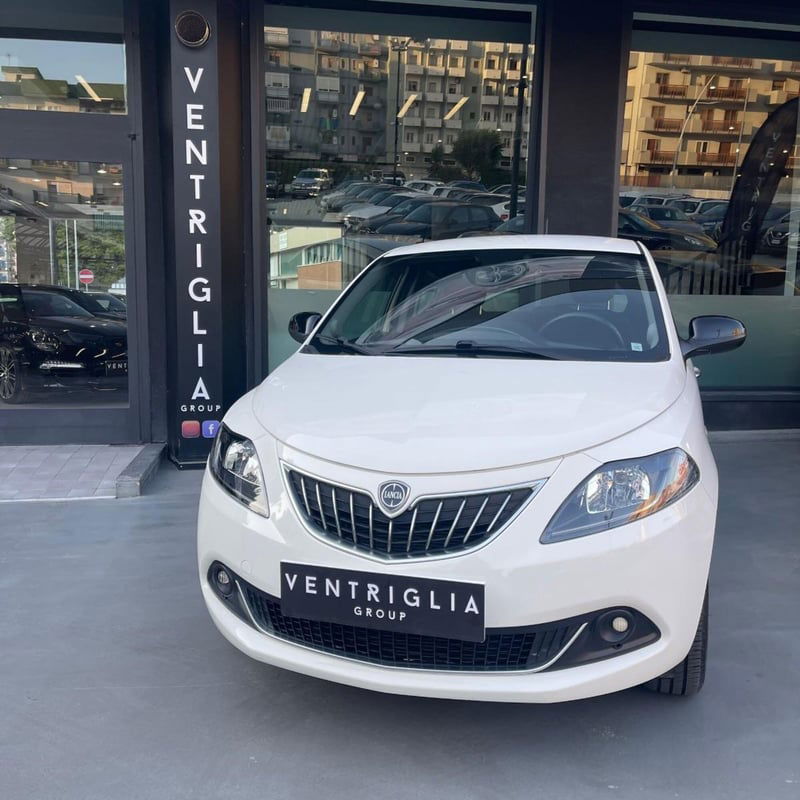 Lancia Ypsilon 0.9 TwinAir 85 CV 5 porte Metano Ecochic Silver
