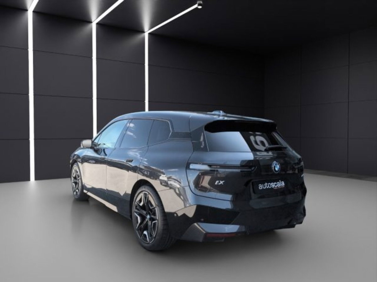 BMW iX xdrive40 pacchetto sportivo (3)