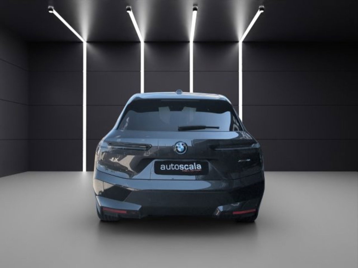 BMW iX xdrive40 pacchetto sportivo (4)