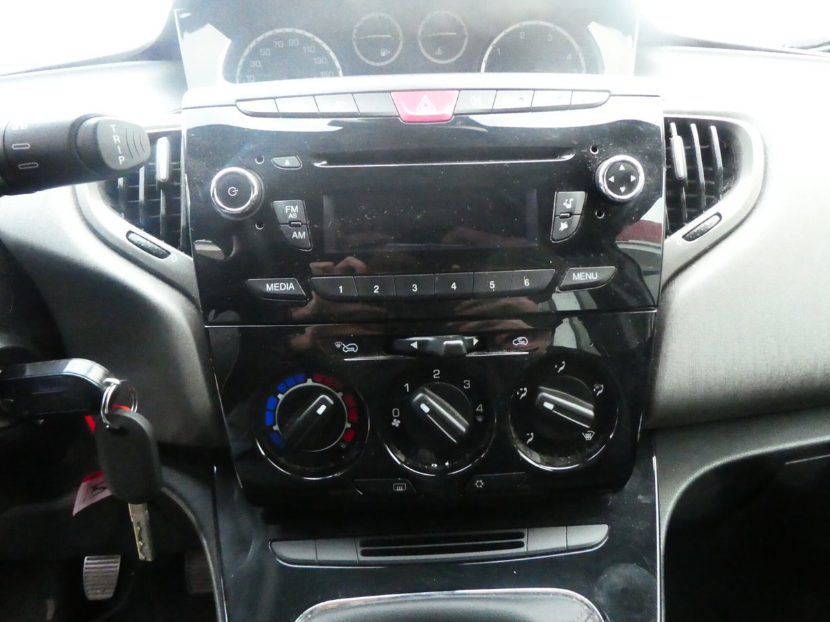 Lancia Ypsilon 1.3 MJT 16V 95 CV 5 porte S&S Black&Red (11)