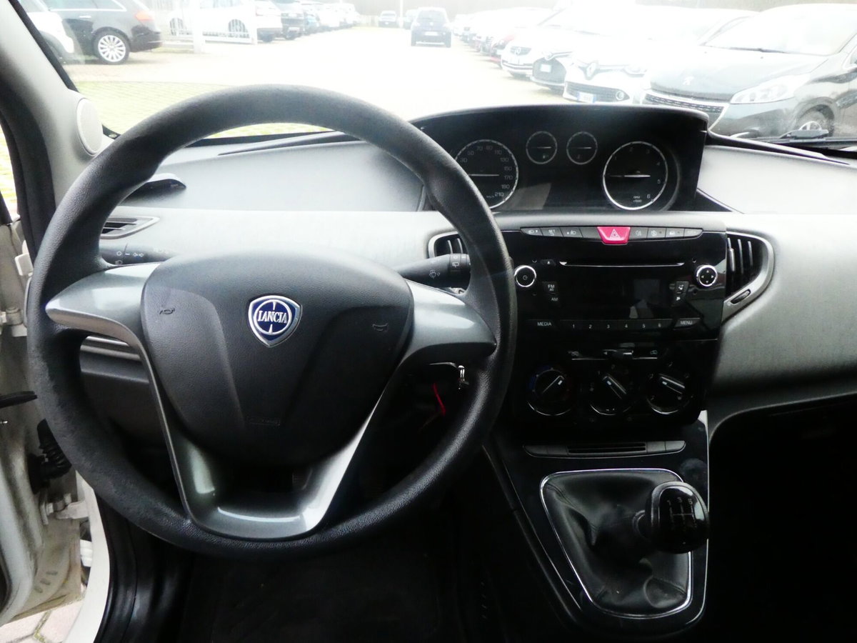 Lancia Ypsilon 1.3 MJT 16V 95 CV 5 porte S&S Black&Red (12)