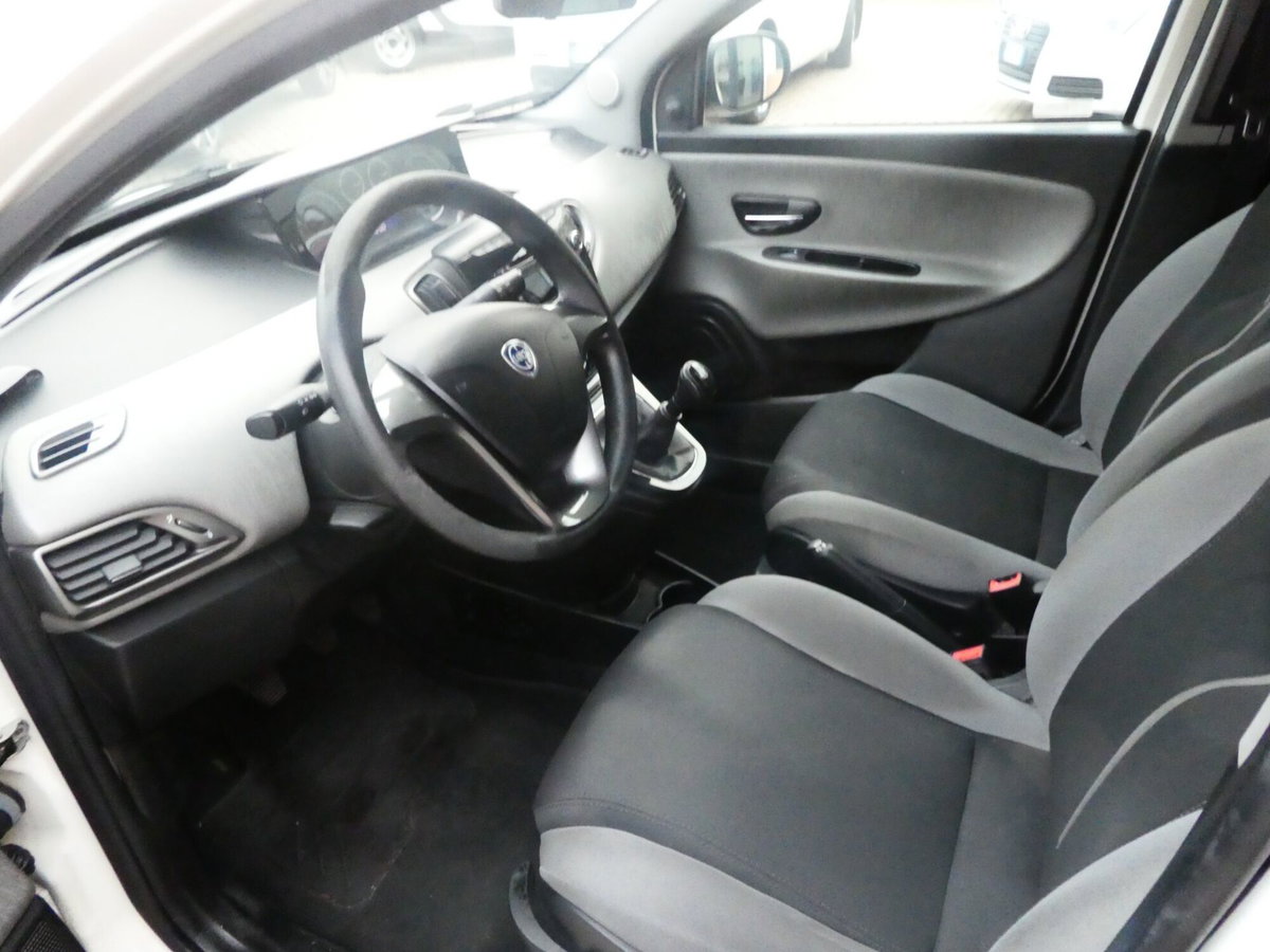 Lancia Ypsilon 1.3 MJT 16V 95 CV 5 porte S&S Black&Red (14)