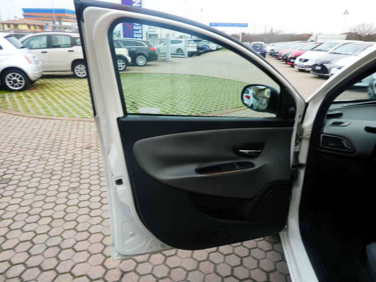 Lancia Ypsilon 1.3 MJT 16V 95 CV 5 porte S&S Black&Red (16)