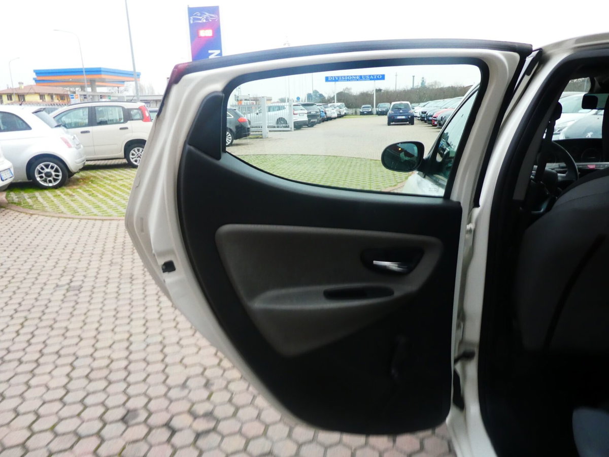 Lancia Ypsilon 1.3 MJT 16V 95 CV 5 porte S&S Black&Red (18)