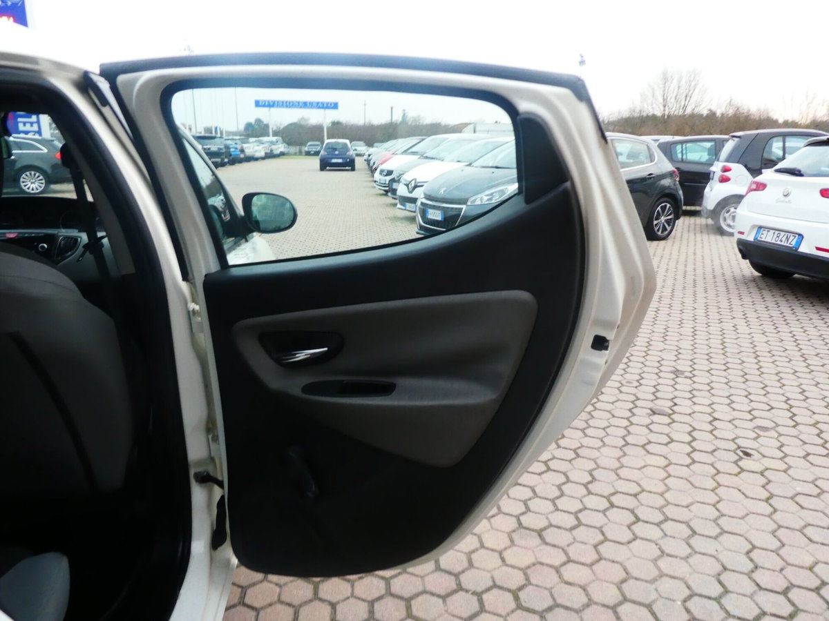 Lancia Ypsilon 1.3 MJT 16V 95 CV 5 porte S&S Black&Red (19)