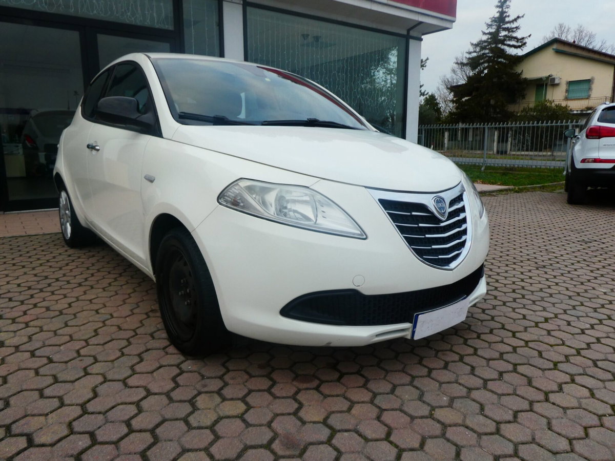 Lancia Ypsilon 1.3 MJT 16V 95 CV 5 porte S&S Black&Red (2)