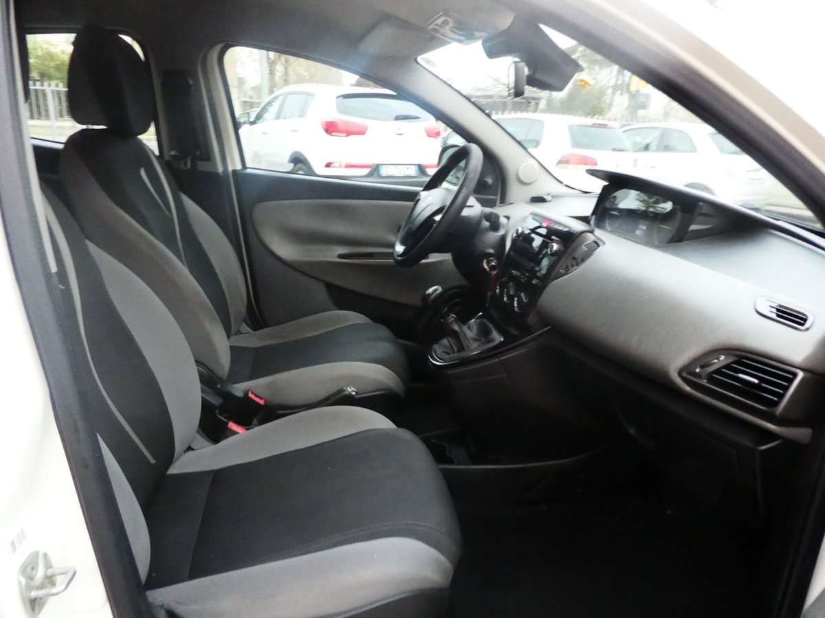Lancia Ypsilon 1.3 MJT 16V 95 CV 5 porte S&S Black&Red (20)