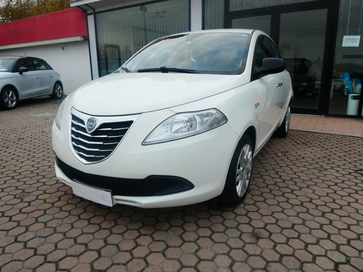 Lancia Ypsilon 1.3 MJT 16V 95 CV 5 porte S&S Black&Red (3)