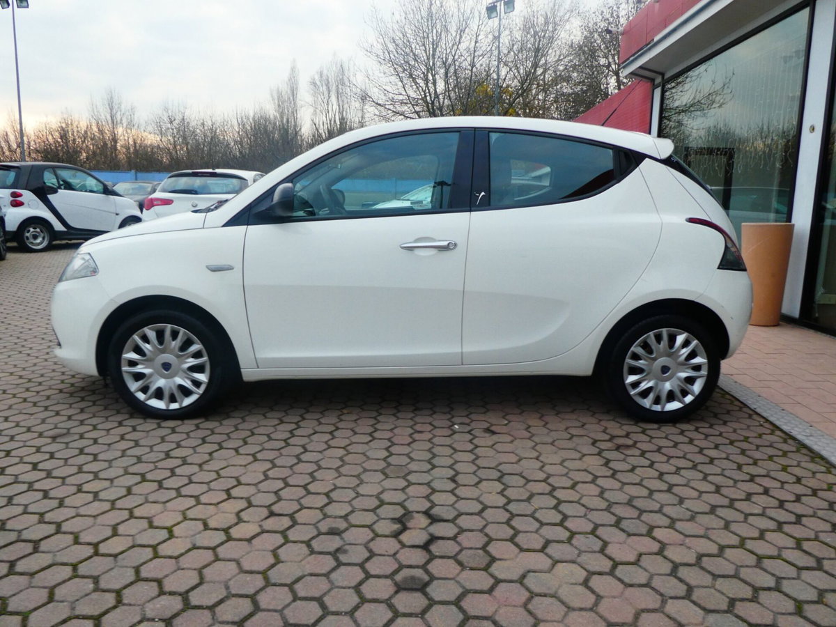 Lancia Ypsilon 1.3 MJT 16V 95 CV 5 porte S&S Black&Red (4)