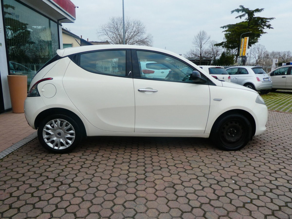 Lancia Ypsilon 1.3 MJT 16V 95 CV 5 porte S&S Black&Red (5)