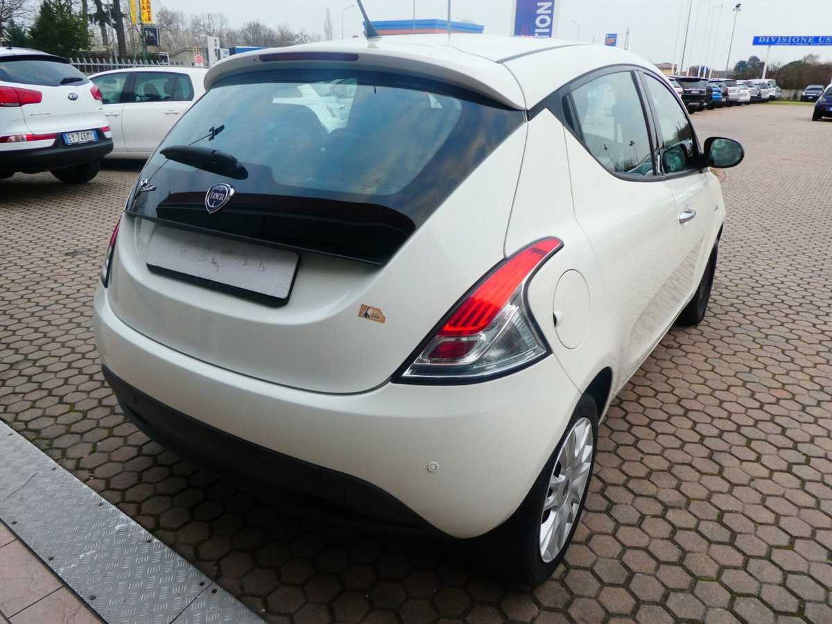 Lancia Ypsilon 1.3 MJT 16V 95 CV 5 porte S&S Black&Red (6)