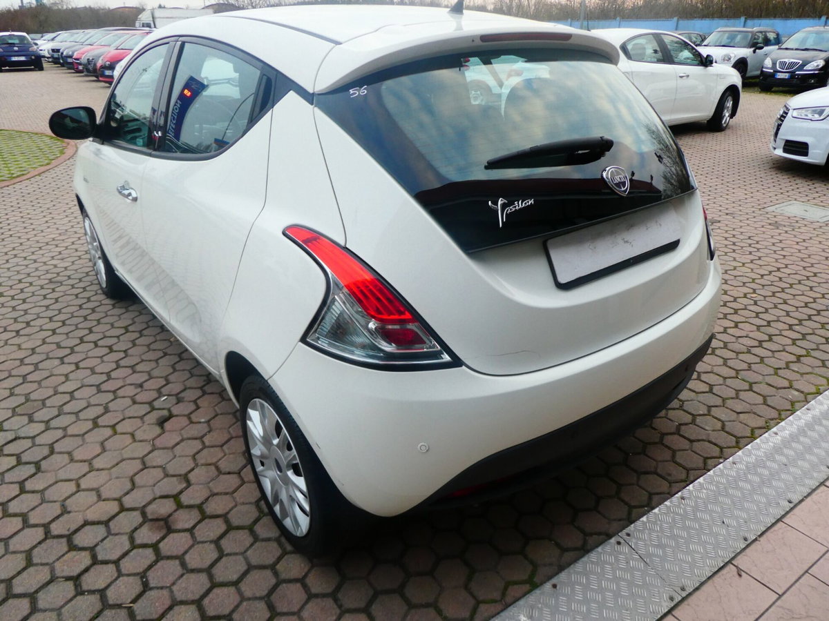 Lancia Ypsilon 1.3 MJT 16V 95 CV 5 porte S&S Black&Red (7)