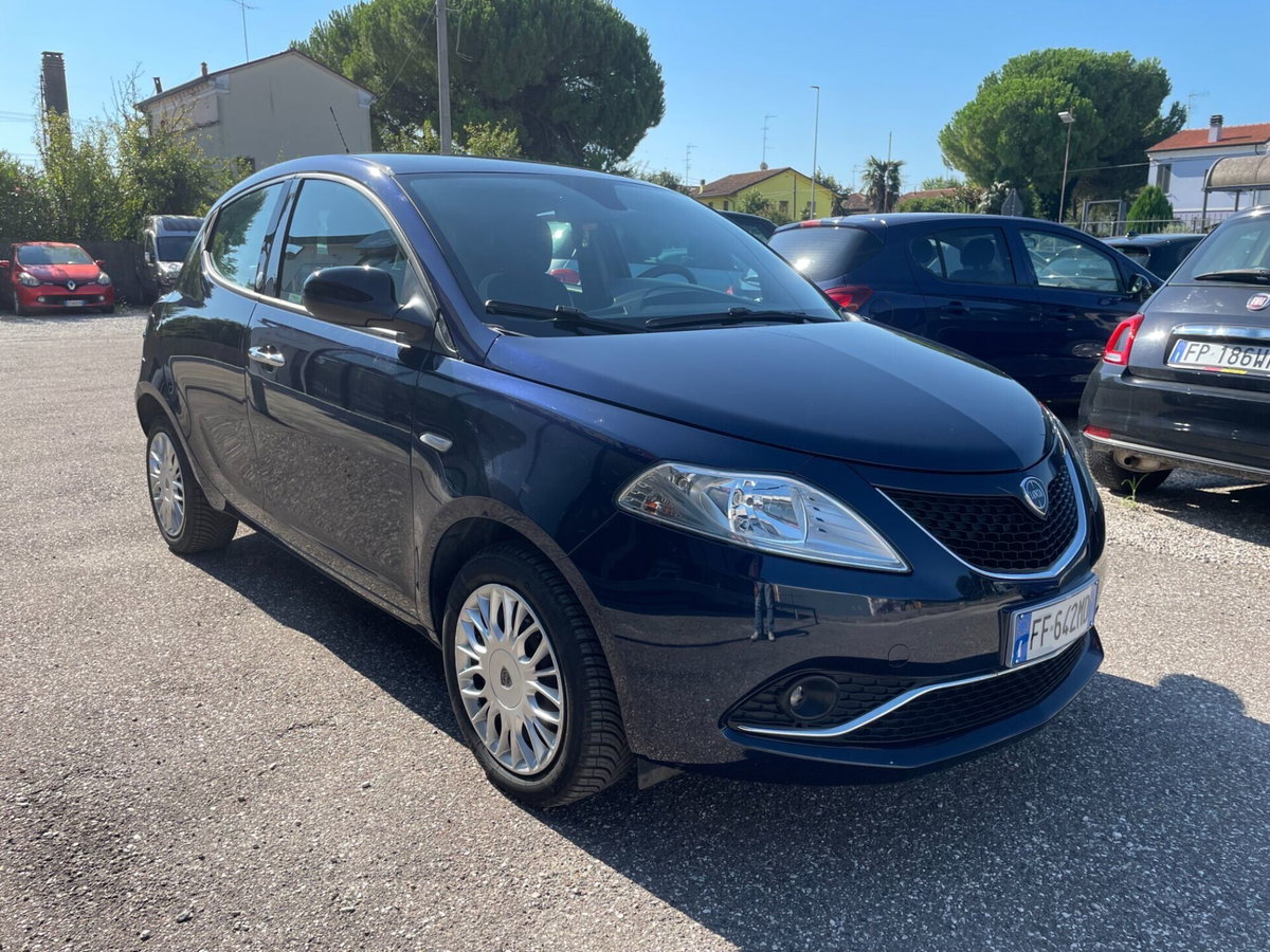 Lancia Ypsilon 1.2 69 CV 5 porte GPL Ecochic Silver (3)