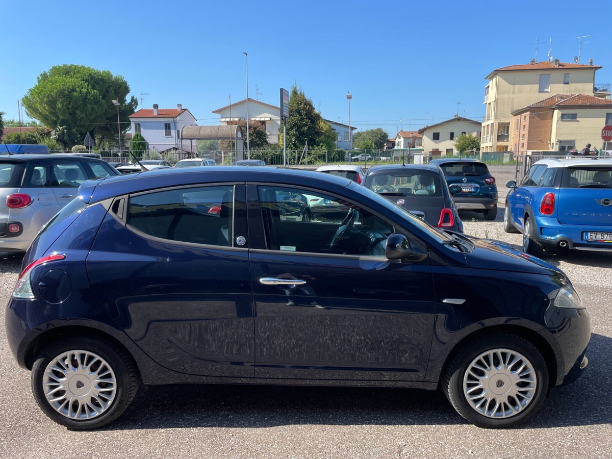 Lancia Ypsilon 1.2 69 CV 5 porte GPL Ecochic Silver (4)