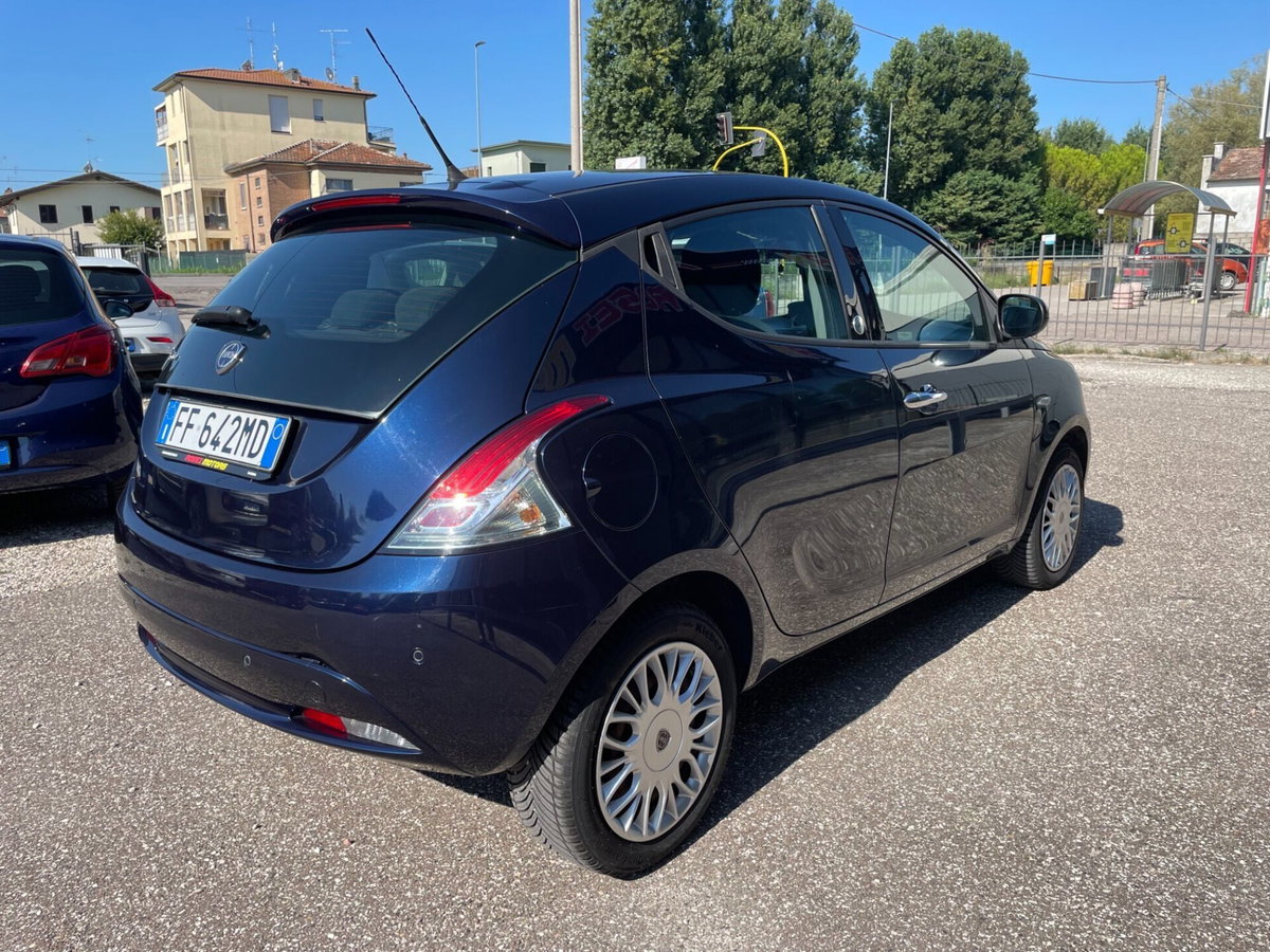 Lancia Ypsilon 1.2 69 CV 5 porte GPL Ecochic Silver (5)