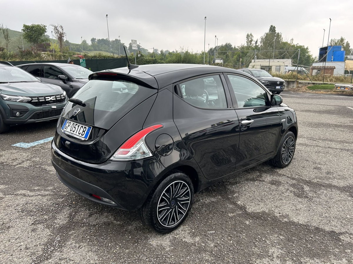 Lancia Ypsilon 1.0 FireFly 5 porte S&S Hybrid Ecochic Gold (4)