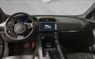 Jaguar F-Pace 2.0 D 180 CV AWD aut. Prestige (6)