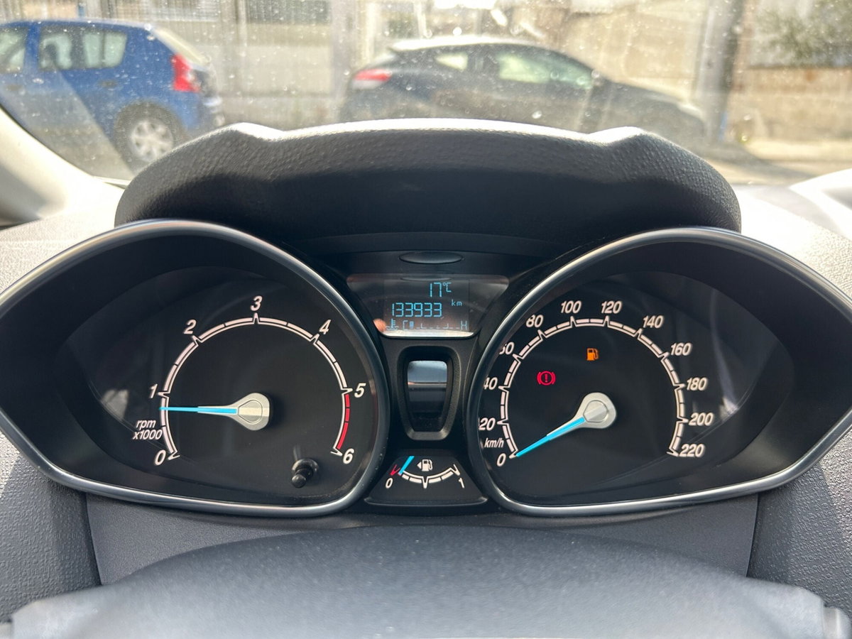 Ford Fiesta 1.5 TDCi 75CV 5 porte Titanium (14)