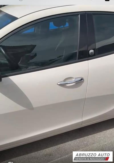 Lancia Ypsilon 1.2 69 CV 5 porte GPL Ecochic Silver usata