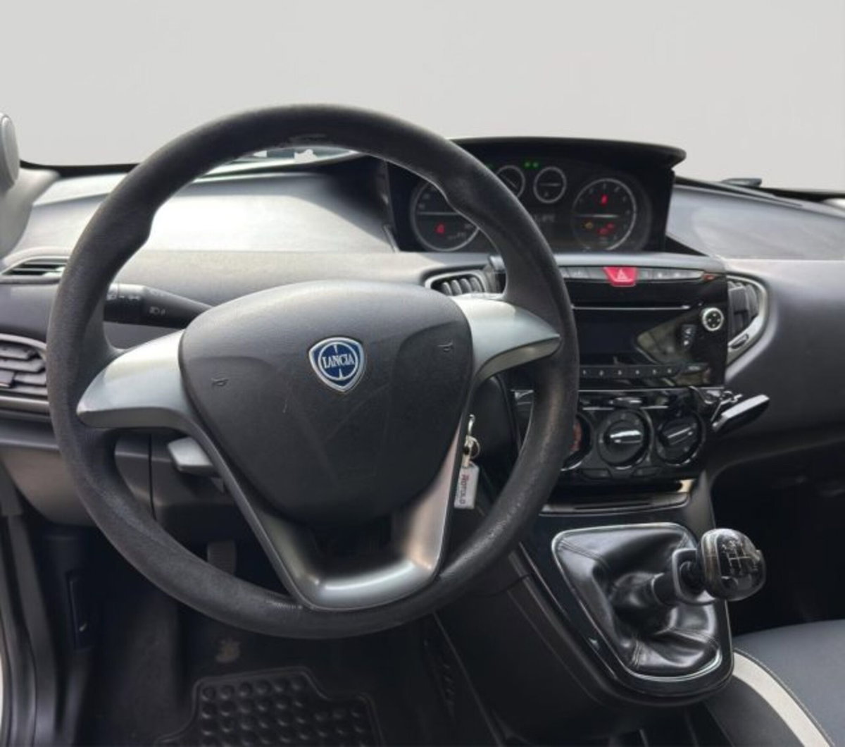 Lancia Ypsilon 1.2 69 CV 5 porte GPL Ecochic Gold (13)