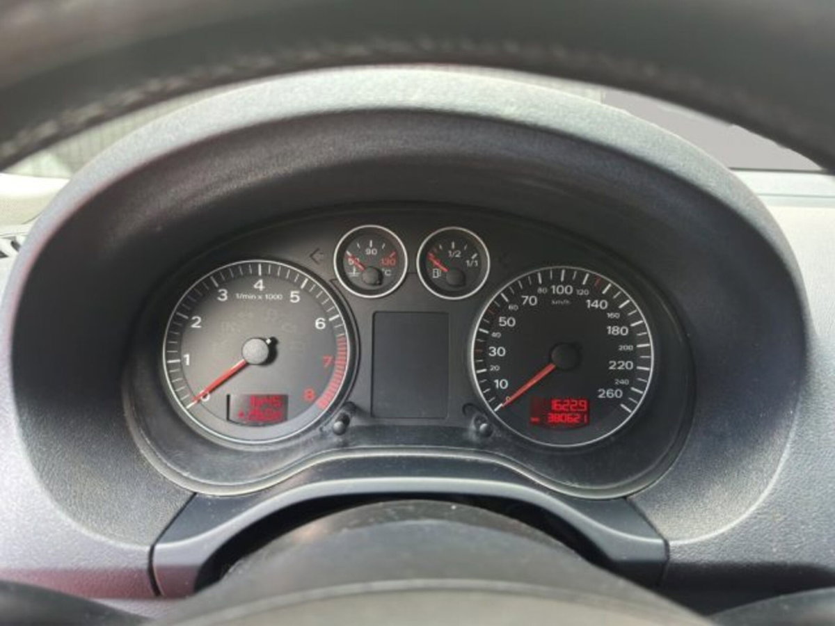 Audi A3 1.6 16V FSI Attraction (9)