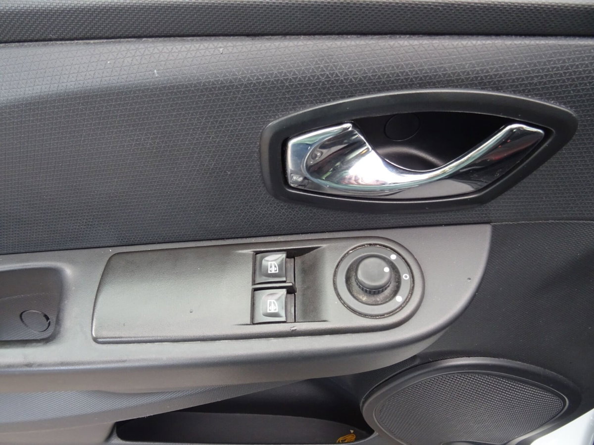 Renault Clio Sporter 1.2 75CV Wave (16)