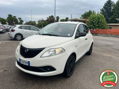 Lancia Ypsilon 1.0 FireFly 5 porte S&S Hybrid Ecochic Silver usata
