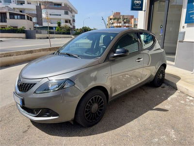 Lancia Ypsilon 1.0 FireFly 5 porte S&S Hybrid Ecochic Silver usata