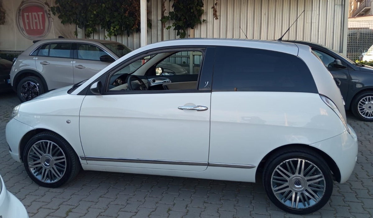 Lancia Ypsilon 1.3 MJT 90 CV Platino (13)