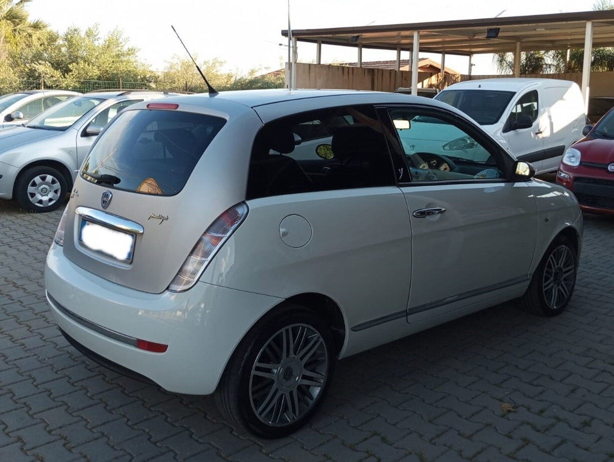 Lancia Ypsilon 1.3 MJT 90 CV Platino (5)