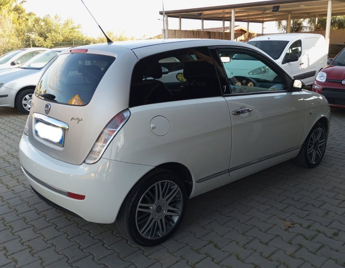 Lancia Ypsilon 1.3 MJT 90 CV Platino (8)
