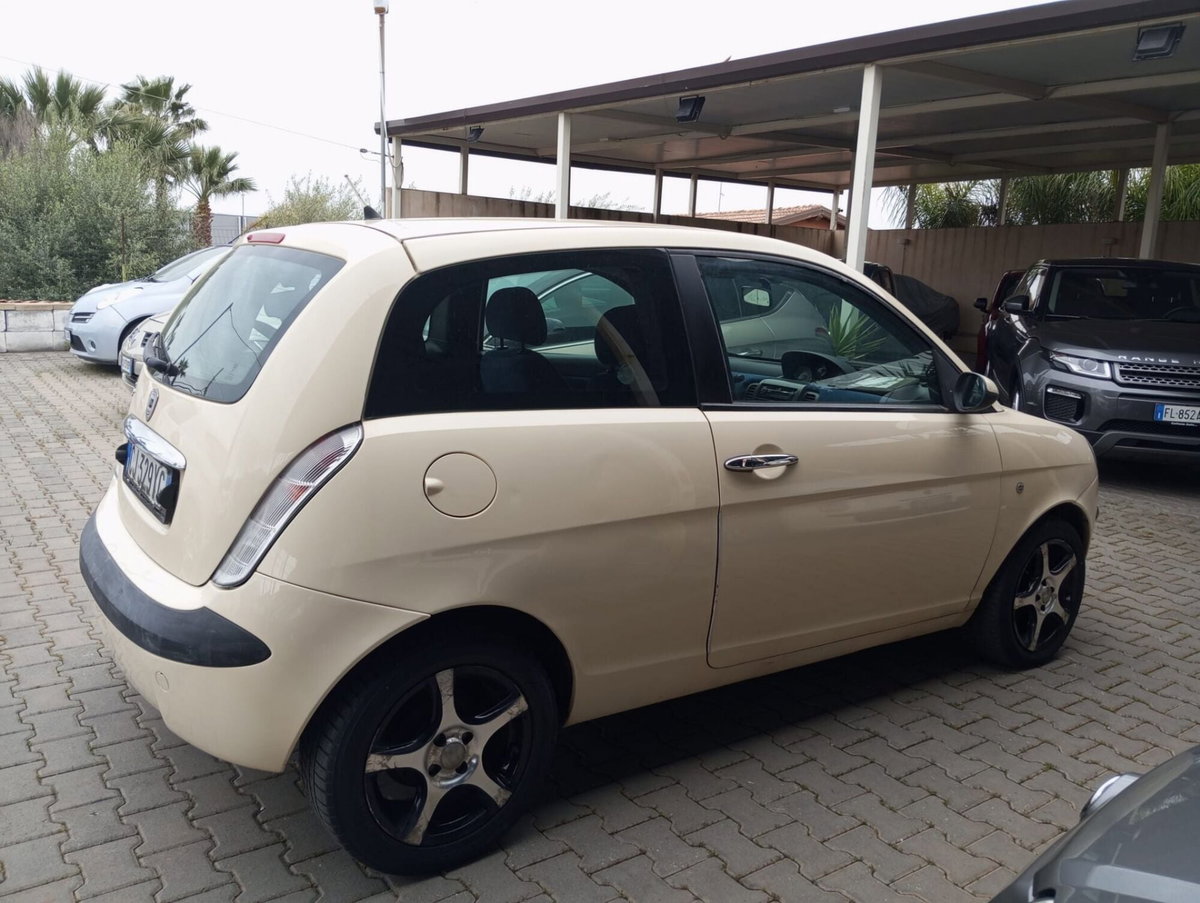 Lancia Ypsilon 1.2 Argento (2)