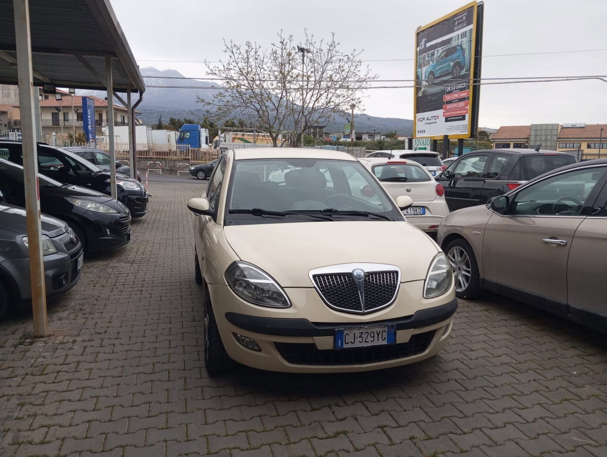 Lancia Ypsilon 1.2 Argento (3)