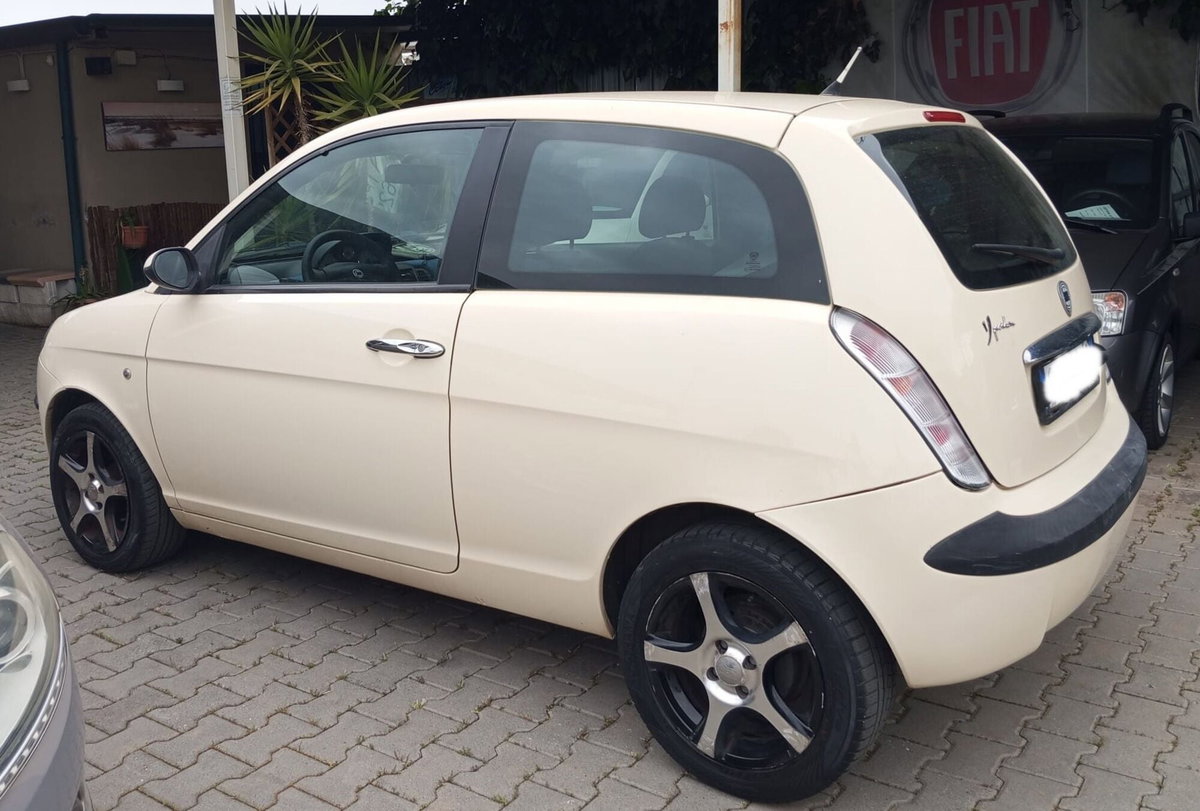 Lancia Ypsilon 1.2 Argento (8)