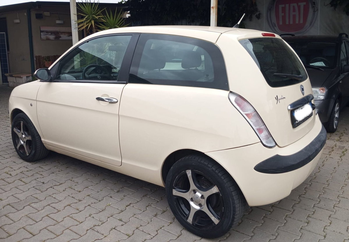 Lancia Ypsilon 1.2 Argento (9)
