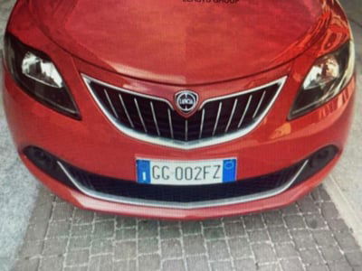 Lancia Ypsilon 1.0 FireFly 5 porte S&S Hybrid Ecochic Silver usata