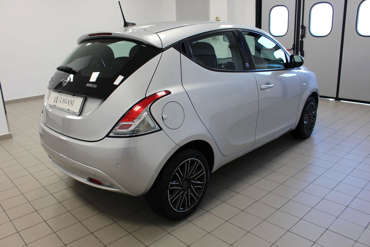 Lancia Ypsilon 1.0 FireFly 5 porte S&S Hybrid Ecochic Gold (4)