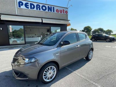 Lancia Ypsilon 1.0 FireFly 5 porte S&S Hybrid Ecochic Silver usata