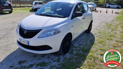 Lancia Ypsilon 1.0 FireFly 5 porte S&S Hybrid Ecochic Silver usata