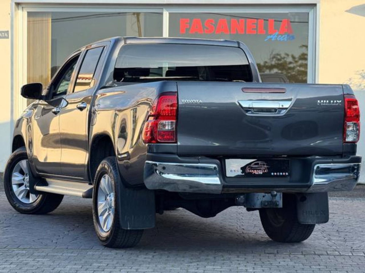 Toyota Hilux 2.D-4D 4WD porte Double Cab Lounge (7)