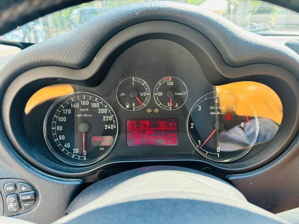 Alfa Romeo 147 1.9 JTD (120) 5 porte Distinctive (11)