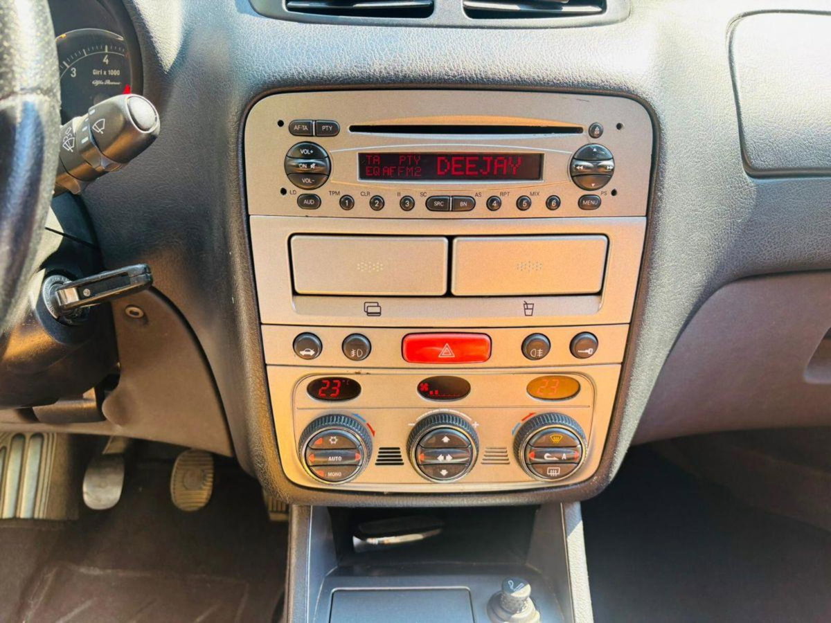 Alfa Romeo 147 1.9 JTD (120) 5 porte Distinctive (13)