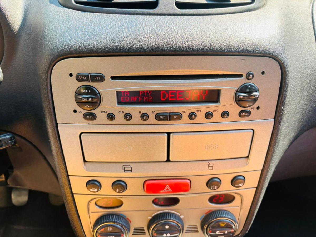 Alfa Romeo 147 1.9 JTD (120) 5 porte Distinctive (14)
