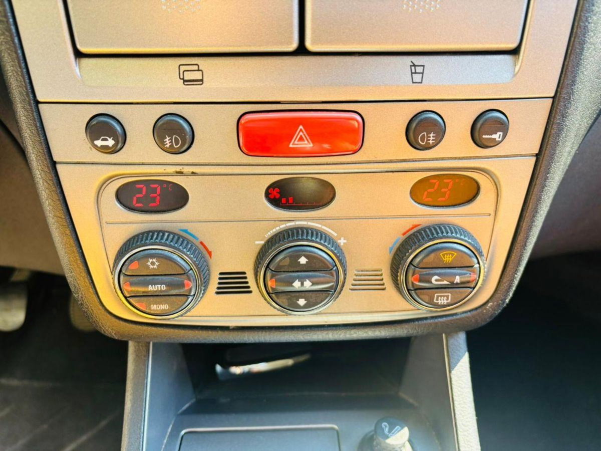 Alfa Romeo 147 1.9 JTD (120) 5 porte Distinctive (15)